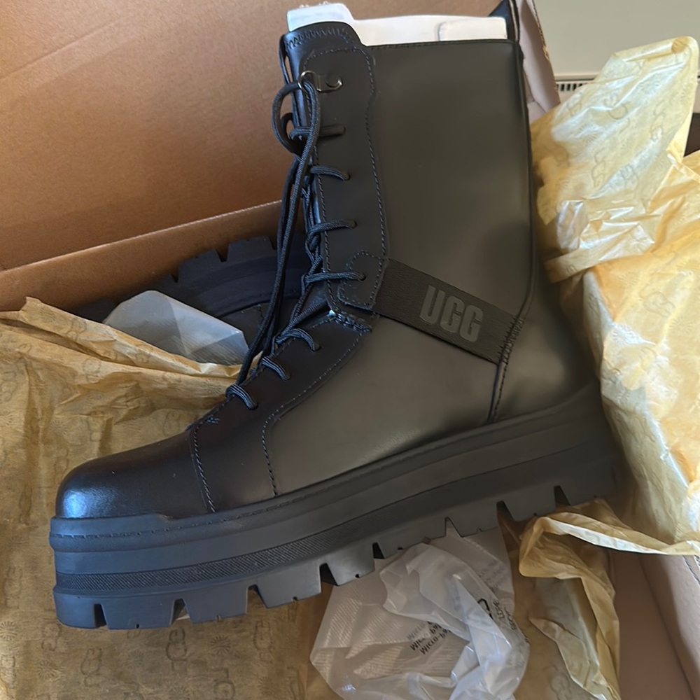 UGG SHEENA BOOTS BRAND NEW IN BOX NEVER WORN OR TRYED ON.